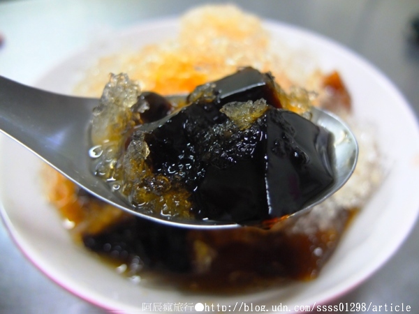 阿良綜合冰：【美食特搜。屏東市】阿良綜合冰(夜市分店)。屏東在地有名的自助式剉冰，配料大瓢裝進碗裡不手軟