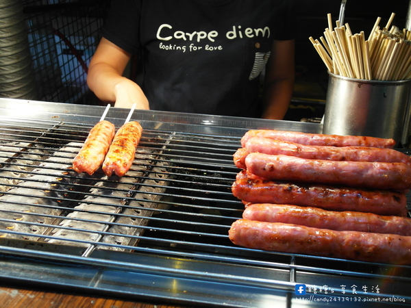 十方緣精緻香腸:〖台中│美食〗十方緣精緻香腸 ❤ 逢甲夜市美食~顛覆傳統香腸吃法,獨創多款滋味,酸、甜、鹹、辣樣樣有!!