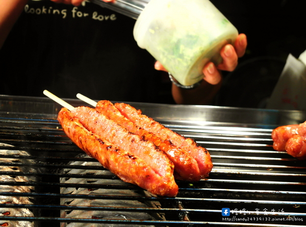 十方緣精緻香腸:〖台中│美食〗十方緣精緻香腸 ❤ 逢甲夜市美食~顛覆傳統香腸吃法,獨創多款滋味,酸、甜、鹹、辣樣樣有!!