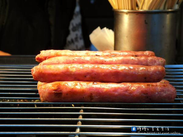 十方緣精緻香腸:〖台中│美食〗十方緣精緻香腸 ❤ 逢甲夜市美食~顛覆傳統香腸吃法,獨創多款滋味,酸、甜、鹹、辣樣樣有!!