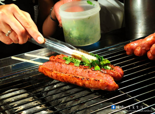 十方緣精緻香腸:〖台中│美食〗十方緣精緻香腸 ❤ 逢甲夜市美食~顛覆傳統香腸吃法,獨創多款滋味,酸、甜、鹹、辣樣樣有!!