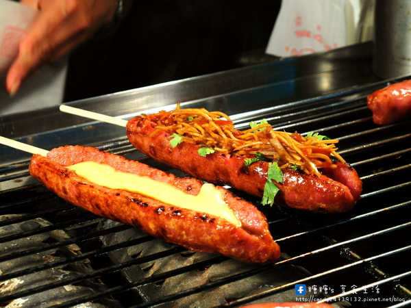 十方緣精緻香腸:〖台中│美食〗十方緣精緻香腸 ❤ 逢甲夜市美食~顛覆傳統香腸吃法,獨創多款滋味,酸、甜、鹹、辣樣樣有!!