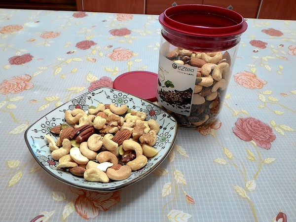 EZtea：不是萬Ｏ牌我們可是照吃的喔..   平衡樂活輕鬆吃堅果_EZtea !!