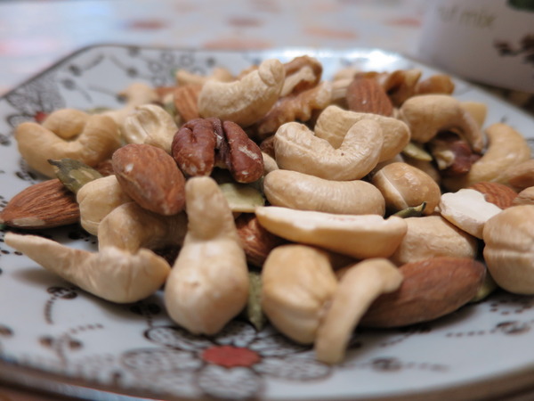 EZtea：不是萬Ｏ牌我們可是照吃的喔..   平衡樂活輕鬆吃堅果_EZtea !!