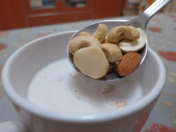 EZtea：不是萬Ｏ牌我們可是照吃的喔..   平衡樂活輕鬆吃堅果_EZtea !!