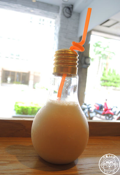 樂咖啡 La Cafe：呷飽祙【新竹･樂咖啡 LaCafe】跟上流行的燈泡奶茶