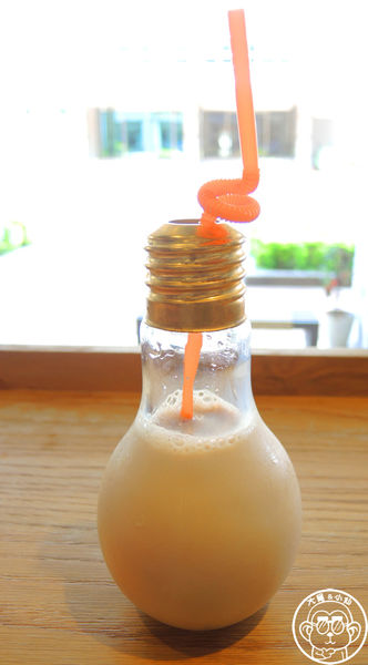 樂咖啡 La Cafe：呷飽祙【新竹･樂咖啡 LaCafe】跟上流行的燈泡奶茶