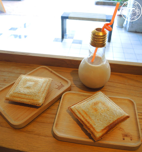 樂咖啡 La Cafe：呷飽祙【新竹･樂咖啡 LaCafe】跟上流行的燈泡奶茶