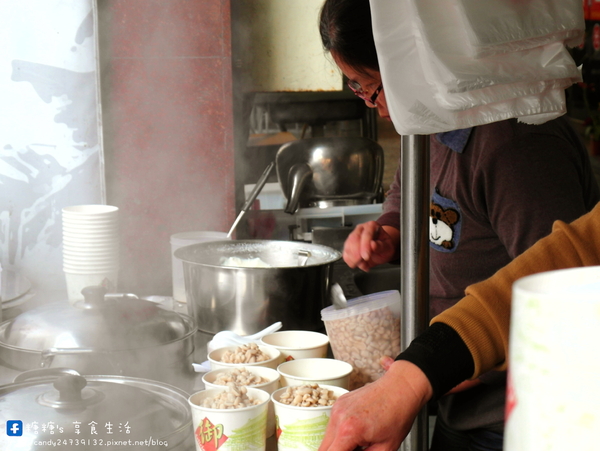 燒仙草 豆花:〖台中│美食〗民生路無名豆花 ❤ 鄰近於中教無名豆花,配料讓你自己加到滿,一碗只要35元,CP值大破錶!!