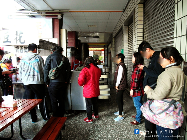 燒仙草 豆花:〖台中│美食〗民生路無名豆花 ❤ 鄰近於中教無名豆花,配料讓你自己加到滿,一碗只要35元,CP值大破錶!!