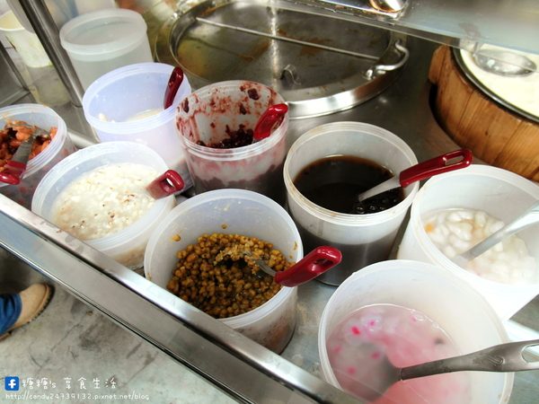 燒仙草 豆花:〖台中│美食〗民生路無名豆花 ❤ 鄰近於中教無名豆花,配料讓你自己加到滿,一碗只要35元,CP值大破錶!!