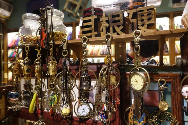 MaMa手創：(胖樺介紹)永康街超好逛手作小物店”MaMa handmade”/瑪瑪Ma ma umbrella/joyheart傘/特色包包/手工飾品/相機腕帶