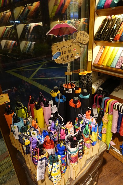 MaMa手創：(胖樺介紹)永康街超好逛手作小物店”MaMa handmade”/瑪瑪Ma ma umbrella/joyheart傘/特色包包/手工飾品/相機腕帶