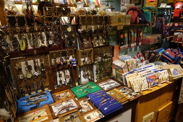 MaMa手創：(胖樺介紹)永康街超好逛手作小物店”MaMa handmade”/瑪瑪Ma ma umbrella/joyheart傘/特色包包/手工飾品/相機腕帶