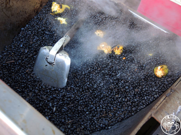 黑石頭碳烤玉米：呷飽祙【台中沙鹿･黑石頭碳烤玉米】烏漆媽黑的玉米好好吃