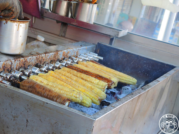 黑石頭碳烤玉米：呷飽祙【台中沙鹿･黑石頭碳烤玉米】烏漆媽黑的玉米好好吃