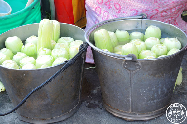 黑石頭碳烤玉米：呷飽祙【台中沙鹿･黑石頭碳烤玉米】烏漆媽黑的玉米好好吃
