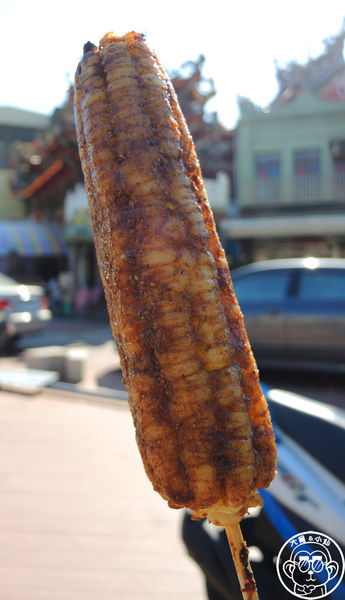 黑石頭碳烤玉米：呷飽祙【台中沙鹿･黑石頭碳烤玉米】烏漆媽黑的玉米好好吃