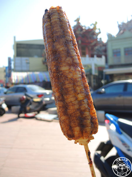 黑石頭碳烤玉米：呷飽祙【台中沙鹿･黑石頭碳烤玉米】烏漆媽黑的玉米好好吃