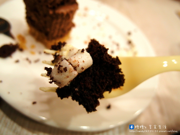 Cloudy Cupcake克勞蒂杯子蛋糕(台中中友店):〖台中│美食〗Cloudy Cupcake克勞蒂杯子蛋糕(台中中友店) ❤ 超萌蛋黃哥懶懶登場,還有超卡哇依Hello Kitty杯子蛋糕~3/31前還有買3送1的活動,不限款式唷!!