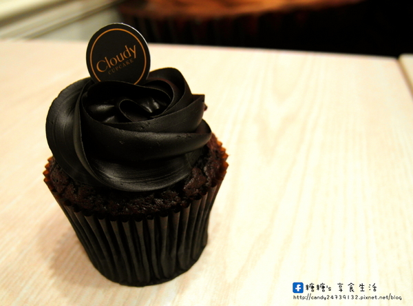 Cloudy Cupcake克勞蒂杯子蛋糕(台中中友店):〖台中│美食〗Cloudy Cupcake克勞蒂杯子蛋糕(台中中友店) ❤ 超萌蛋黃哥懶懶登場,還有超卡哇依Hello Kitty杯子蛋糕~3/31前還有買3送1的活動,不限款式唷!!