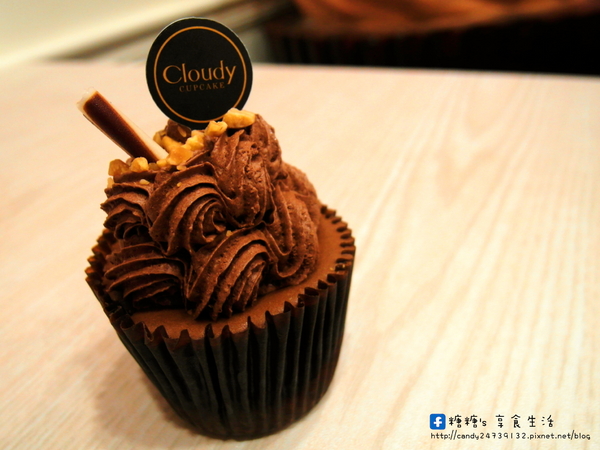 Cloudy Cupcake克勞蒂杯子蛋糕(台中中友店):〖台中│美食〗Cloudy Cupcake克勞蒂杯子蛋糕(台中中友店) ❤ 超萌蛋黃哥懶懶登場,還有超卡哇依Hello Kitty杯子蛋糕~3/31前還有買3送1的活動,不限款式唷!!