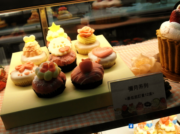 Cloudy Cupcake克勞蒂杯子蛋糕(台中中友店):〖台中│美食〗Cloudy Cupcake克勞蒂杯子蛋糕(台中中友店) ❤ 超萌蛋黃哥懶懶登場,還有超卡哇依Hello Kitty杯子蛋糕~3/31前還有買3送1的活動,不限款式唷!!