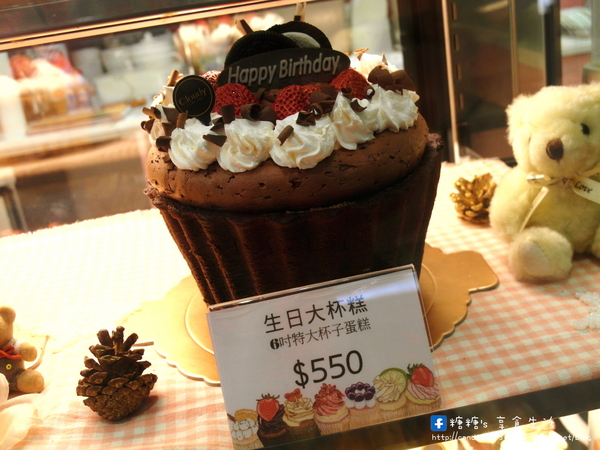 Cloudy Cupcake克勞蒂杯子蛋糕(台中中友店):〖台中│美食〗Cloudy Cupcake克勞蒂杯子蛋糕(台中中友店) ❤ 超萌蛋黃哥懶懶登場,還有超卡哇依Hello Kitty杯子蛋糕~3/31前還有買3送1的活動,不限款式唷!!