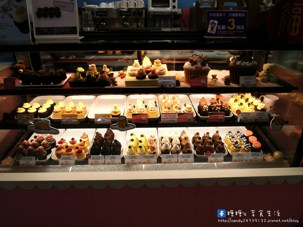 Cloudy Cupcake克勞蒂杯子蛋糕(台中中友店):〖台中│美食〗Cloudy Cupcake克勞蒂杯子蛋糕(台中中友店) ❤ 超萌蛋黃哥懶懶登場,還有超卡哇依Hello Kitty杯子蛋糕~3/31前還有買3送1的活動,不限款式唷!!