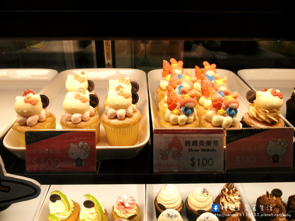 Cloudy Cupcake克勞蒂杯子蛋糕(台中中友店):〖台中│美食〗Cloudy Cupcake克勞蒂杯子蛋糕(台中中友店) ❤ 超萌蛋黃哥懶懶登場,還有超卡哇依Hello Kitty杯子蛋糕~3/31前還有買3送1的活動,不限款式唷!!
