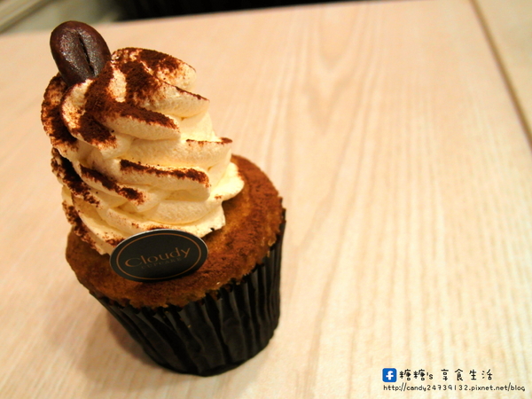 Cloudy Cupcake克勞蒂杯子蛋糕(台中中友店):〖台中│美食〗Cloudy Cupcake克勞蒂杯子蛋糕(台中中友店) ❤ 超萌蛋黃哥懶懶登場,還有超卡哇依Hello Kitty杯子蛋糕~3/31前還有買3送1的活動,不限款式唷!!