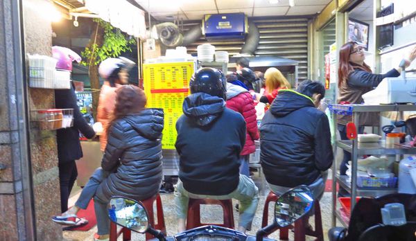 【三重美食】烏龍麵老店-特殊的濃郁口味湯頭炒麵