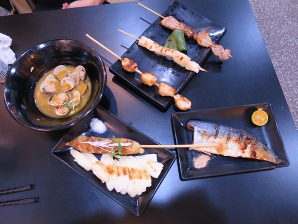 串板燒烤：串起鮮嫩多汁的燒烤滋味~ .. 串板燒烤