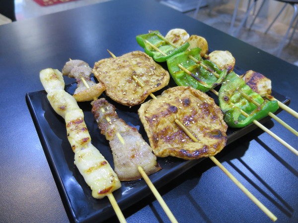 串板燒烤：串起鮮嫩多汁的燒烤滋味~ .. 串板燒烤