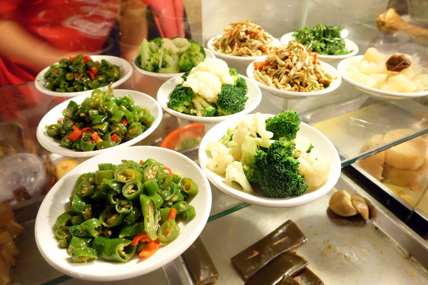 陸光小館：(胖樺食記)市民大道好吃的眷村家常菜「陸光小館」，滷菜刀工細緻推豆皮豬大腸。台北必吃/砂鍋魚頭/給力熱炒/免服務費