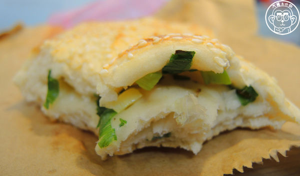 老曾碳烤燒餅：呷飽祙【新北三重･老曾碳烤燒餅店】用鐵桶碳烤的燒餅