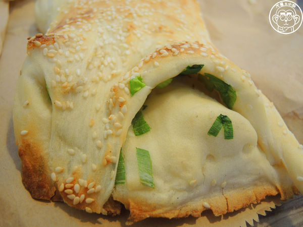 老曾碳烤燒餅：呷飽祙【新北三重･老曾碳烤燒餅店】用鐵桶碳烤的燒餅