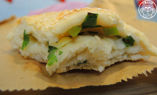 老曾碳烤燒餅：呷飽祙【新北三重･老曾碳烤燒餅店】用鐵桶碳烤的燒餅