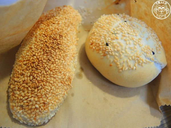 老曾碳烤燒餅：呷飽祙【新北三重･老曾碳烤燒餅店】用鐵桶碳烤的燒餅