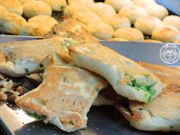 老曾碳烤燒餅：呷飽祙【新北三重･老曾碳烤燒餅店】用鐵桶碳烤的燒餅