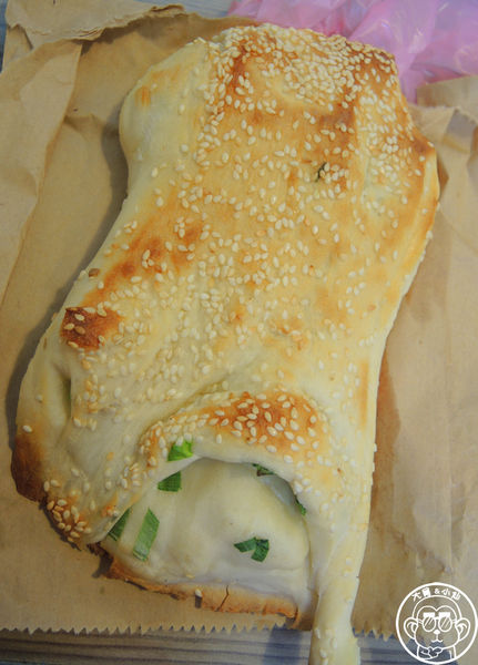 老曾碳烤燒餅：呷飽祙【新北三重･老曾碳烤燒餅店】用鐵桶碳烤的燒餅