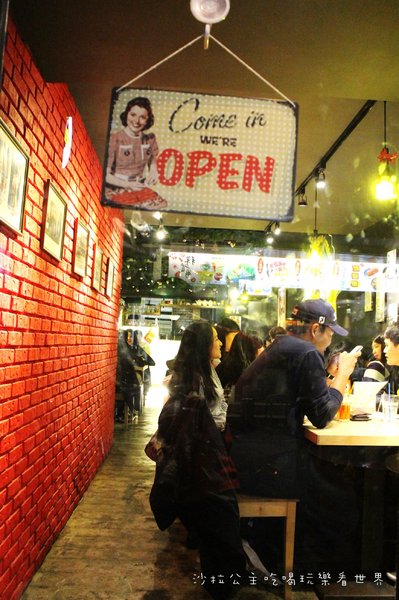 Stan & Cat 史丹貓美式餐廳:東區人氣美式餐廳『Stan & Cat 史丹貓美式餐廳』好大的漢堡/捷運忠孝復興站