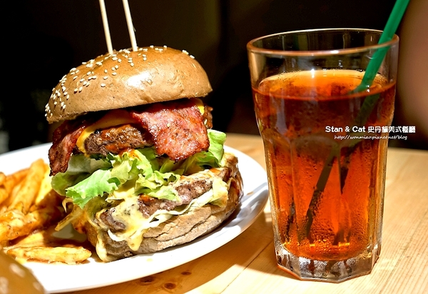 Stan & Cat 史丹貓美式餐廳：【東區/忠孝復興/美式餐廳/早餐/早午餐  推薦】讓男人女人同樣都無法一手掌握的巨無霸漢堡 ✿✿ Stan & Cat 史丹貓美式餐廳 ✿✿ (完整菜單)