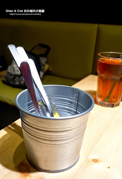 Stan & Cat 史丹貓美式餐廳：【東區/忠孝復興/美式餐廳/早餐/早午餐  推薦】讓男人女人同樣都無法一手掌握的巨無霸漢堡 ✿✿ Stan & Cat 史丹貓美式餐廳 ✿✿ (完整菜單)