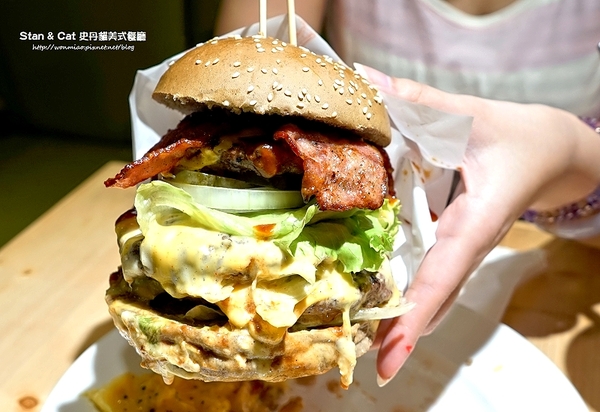 Stan & Cat 史丹貓美式餐廳：【東區/忠孝復興/美式餐廳/早餐/早午餐  推薦】讓男人女人同樣都無法一手掌握的巨無霸漢堡 ✿✿ Stan & Cat 史丹貓美式餐廳 ✿✿ (完整菜單)