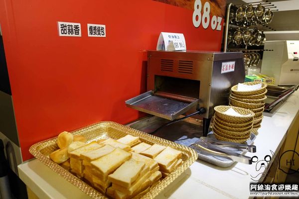 【台北牛排】【北捷港墘路站】瘋牛排-甜蜜擱呷ㄟ飽海陸雙人全餐，雪花牛排、帶骨豬排、海大蝦全在一盤裡．內湖牛排/自助吧/捷運港墘美食