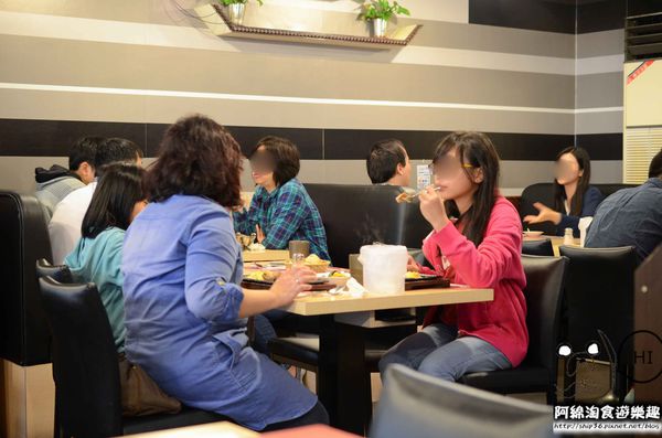 【台北牛排】【北捷港墘路站】瘋牛排-甜蜜擱呷ㄟ飽海陸雙人全餐，雪花牛排、帶骨豬排、海大蝦全在一盤裡．內湖牛排/自助吧/捷運港墘美食