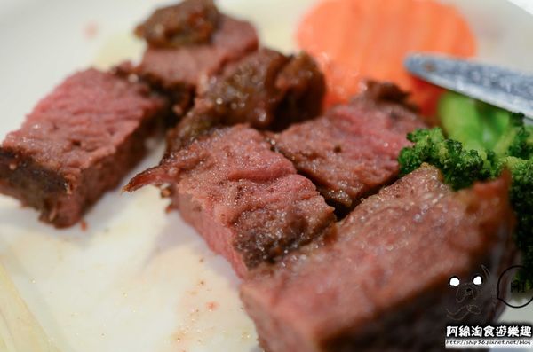 【台北牛排】【北捷港墘路站】瘋牛排-甜蜜擱呷ㄟ飽海陸雙人全餐，雪花牛排、帶骨豬排、海大蝦全在一盤裡．內湖牛排/自助吧/捷運港墘美食