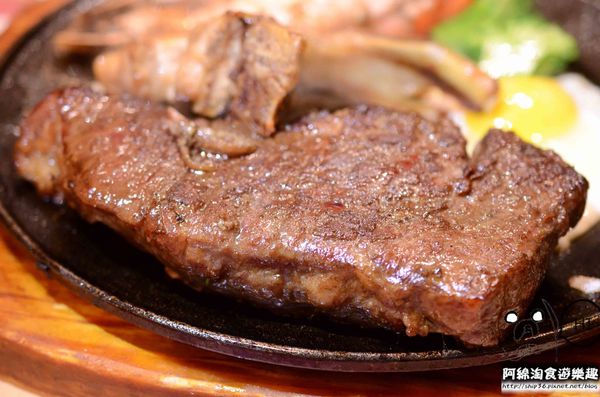 【台北牛排】【北捷港墘路站】瘋牛排-甜蜜擱呷ㄟ飽海陸雙人全餐，雪花牛排、帶骨豬排、海大蝦全在一盤裡．內湖牛排/自助吧/捷運港墘美食