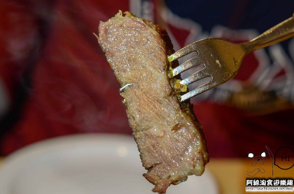 【台北牛排】【北捷港墘路站】瘋牛排-甜蜜擱呷ㄟ飽海陸雙人全餐，雪花牛排、帶骨豬排、海大蝦全在一盤裡．內湖牛排/自助吧/捷運港墘美食